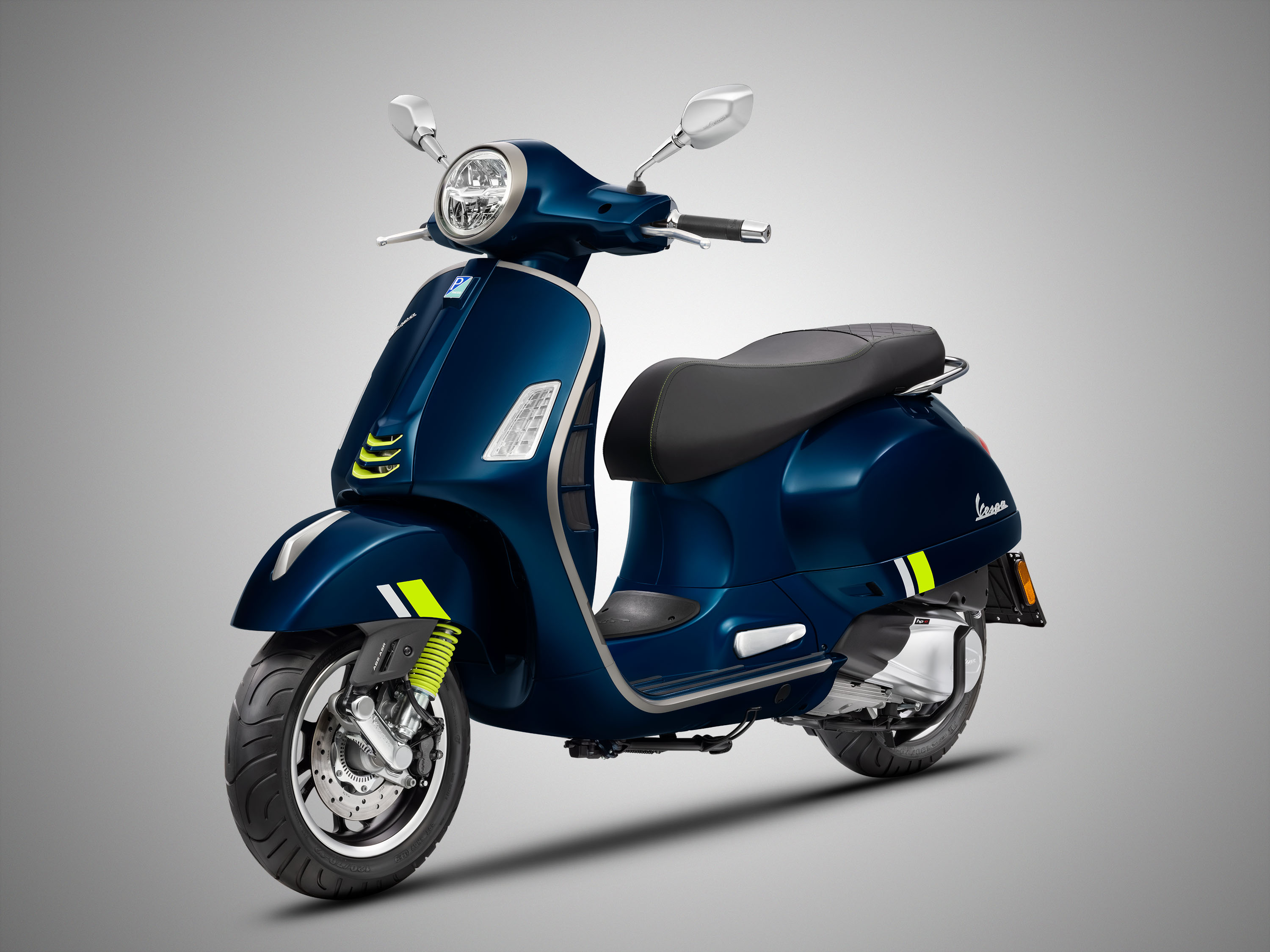 Có nên mua xe Vespa màu xanh dương? Giá xe Vespa màu xanh dương